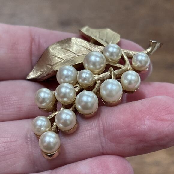 Vintage Crown Trifari gold brooch grape cluster shape dimensional faux pearls - Picture 5 of 7